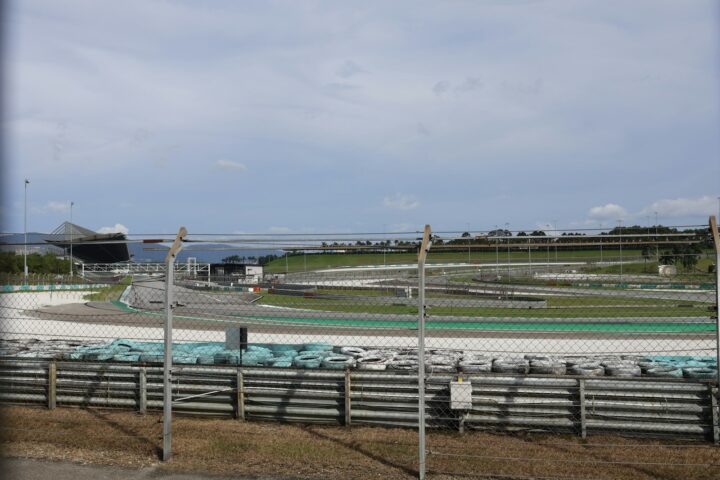 La pista del circuito internazionale di Sepang, in Malesia, vista da dietro una recinzione